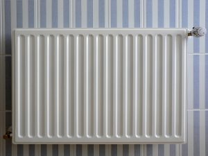 1280px-radiator_op_blauw-wit-gestreepte_tegels